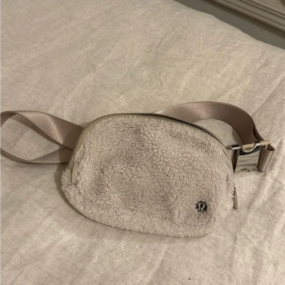lululemon athletica White Sherpa Crossbody Bag - Picture 3 of 5